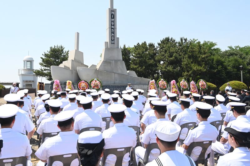 제1연평해전 승전 27주년 기념식이 15일 경기 평택시 해군2함대사령부내 안보공원 제1연평해전 전승비 앞에서 진행되고 있다. 이날 기념식은 당시 지휘관 및 참전용사, 2함대 장병 등 200여명이 참석해 제1연평해전의 승리를 기념하고 서해수호 의지를 다졌다. 뉴시스