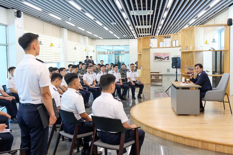 15일 오전 공군사관학교를 방문한 안규백 국방부장관이 공군사관생도들을 만나 미래 항공우주전장을 선도할 정예 공군장교 양성 및 국군사관학교 창설에 관한 의견을 청취하고 있다. 국방부 제공