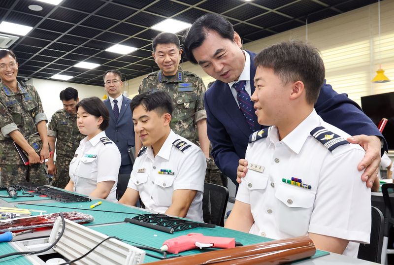 15일 오전 공군사관학교를 방문한 안규백 국방부장관이 공군사관생도들을 격려하고 있다. 국방부 제공
