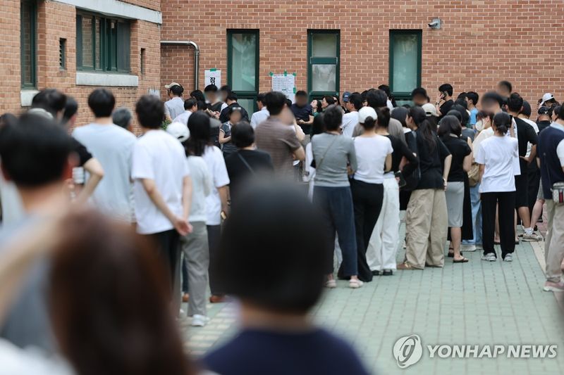 투표용지 부족에 대기하는 유권자들 (출처=연합뉴스)