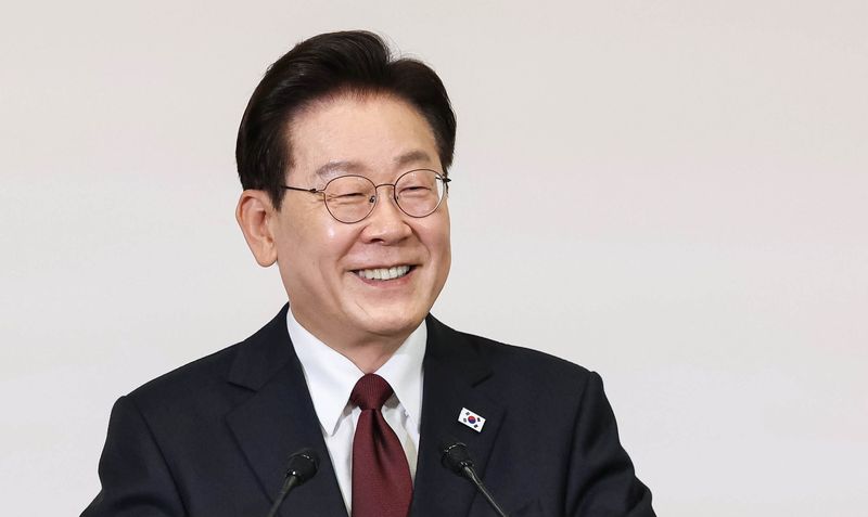 이재명 대통령이 15일(현지 시간) 이탈리아 로마 한 호텔에서 열린 동포 오찬 간담회에서 인사말을 하고 있다. 뉴시스