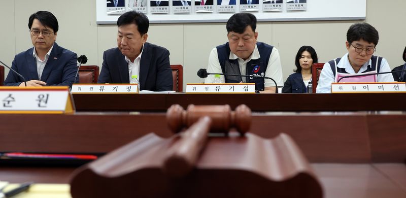 [세종=뉴시스] 강종민 기자 = 지난 11일 세종시 정부세종청사에서 열린 최저임금위원회 5차 전원회의에서 류기정 사용자 위원과 류기섭 근로자 위원 등이 나란히 앉아 있다. 2026.06.11. ppkjm@newsis.com