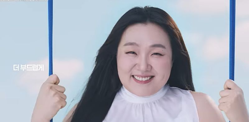 [서울=뉴시스] 롯데칠성음료 소주 브랜드 처음처럼 광고 모델 이수지. (롯데칠성음료 유튜브 캡처) *재판매 및 DB 금지