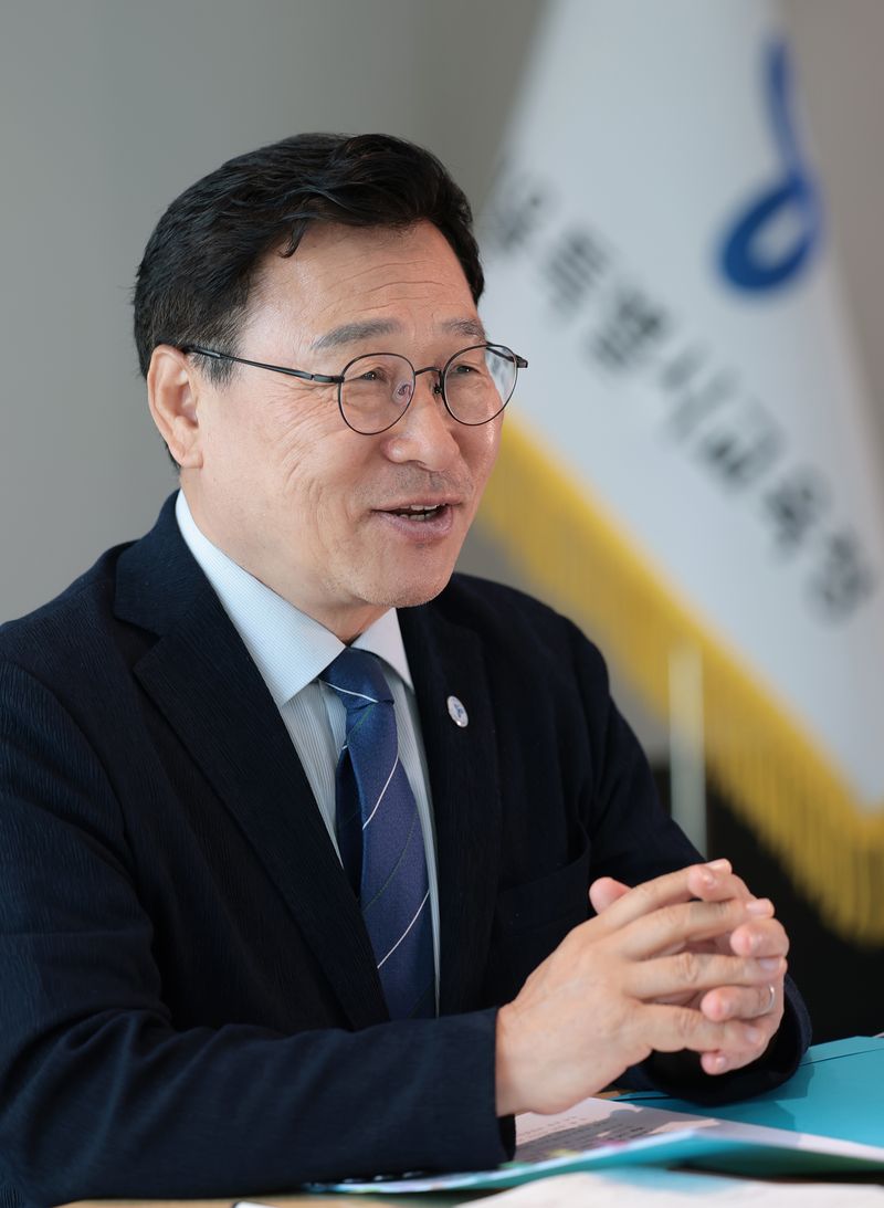 정근식 서울시교육감이 12일 서울 용산구 서울시교육청에서 뉴스1과 인터뷰를 하고 있다. ⓒ 뉴스1 권현진 기자