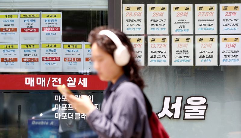[서울=뉴시스] 김진아 기자 = 서울 시내의 한 부동산에 매물정보가 표시되어 있다. 2026.05.18. bluesoda@newsis.com