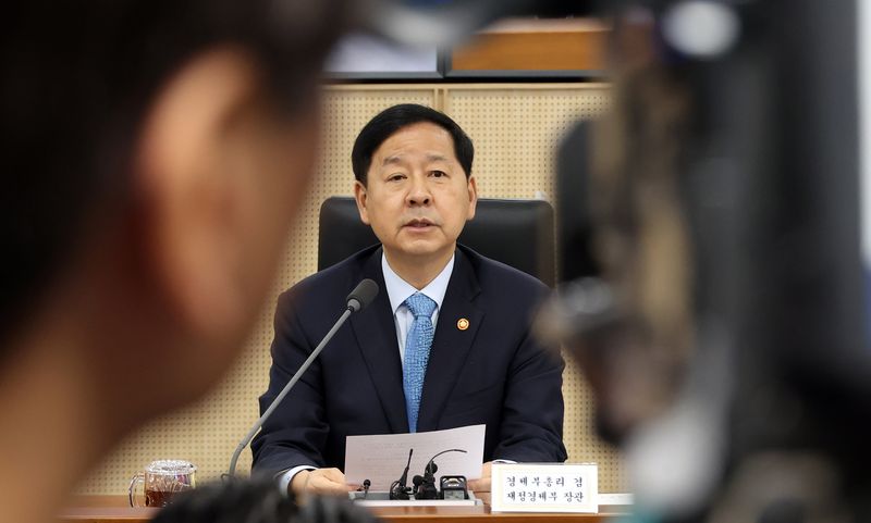 [세종=뉴시스] 강종민 기자 = 구윤철 부총리 겸 재정경제부 장관이 지난달 세종시 정부세종청사에서 민생물가 특별관리 관계장관TF 회의를 주재하고 있다. 2026.05.07. ppkjm@newsis.com