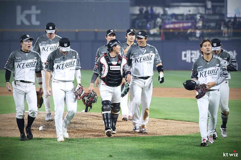 [서울=뉴시스] 프로야구 KT 위즈 선수단이 10일 수원KT위즈파크에서 열린 2026 신한 쏠 KBO리그 삼성 라이온즈와의 경기에서 승리한 뒤 경기장을 나서고 있다. (사진=KT 위즈 제공) 2026.06.10. *재판매 및 DB 금지
