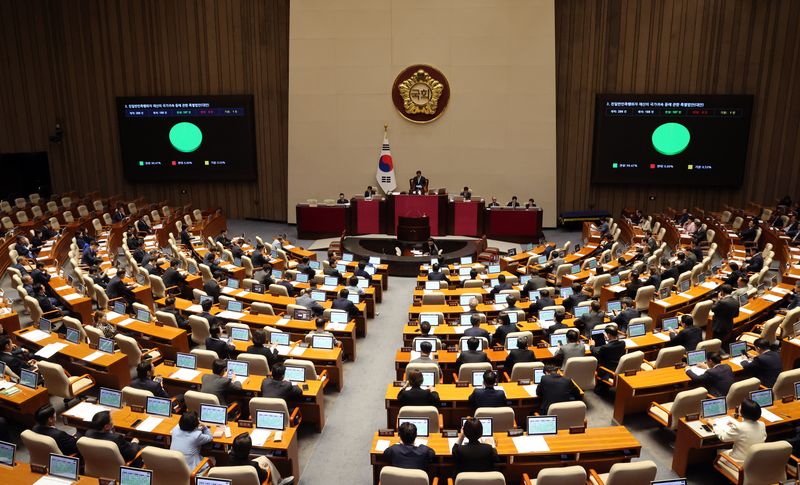 국회가 본회의를 열어 법안을 통과시키는 모습. (뉴스1DB) ⓒ 뉴스1 황기선 기자