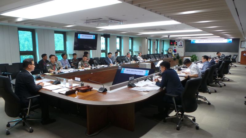 15일 정부과천청사에서 개최된 제89회 감항인증심의위원회에서 위원들이 한국형전투기(KF-21) 체계개발사업 감항성 심사결과를 심의하고 있다. 방사청 제공