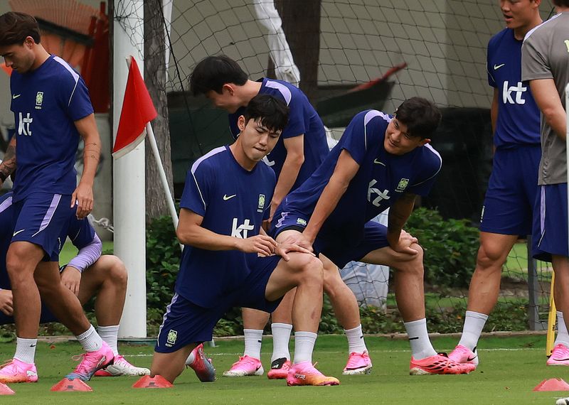 2026 북중미 월드컵에 출전하는 대한민국 축구 국가대표팀 이기혁, 김민재가 14일(현지시간) 멕시코 과달라하라 인근 사포판에 위치한 베이스캠프 훈련장 치바스 바예 베르데에서 스트레칭을 하고 있다. 2026.6.15 ⓒ 뉴스1 임세영 기자