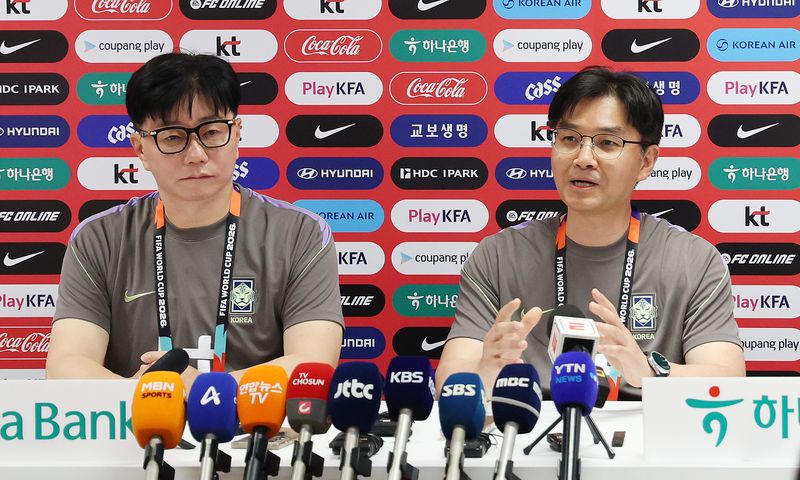 대한민국 축구 국가대표팀의 한덕현 멘털 코치(중앙대 정신의학과 교수)가 15일(현지시간) 멕시코 과달라하라 인근 사포판 치바스 바예 베르데에서 취재진의 질문에 답하고 있다. 왼쪽은 송준섭 대표팀 수석주치의. 2026.6.16 ⓒ 뉴스1 박지혜 기자