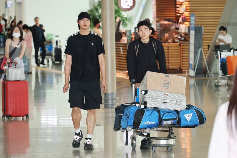 잠실 개표소 봉쇄 시위로 인해 개인 장비를 급하게 조달해 국제대회에 출전하는 펜싱 국가대표 오상욱이 뉴델리 아시아선수권대회 참가를 위해 지난 16일 인천국제공항을 통해 출국하고 있다. /사진=연합뉴스