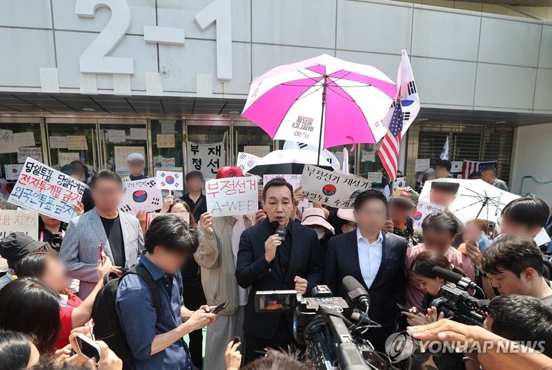 개표소 앞 찾아 발언하는 김민수 최고위원 (출처=연합뉴스)
