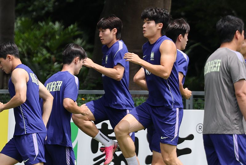 한국 축구 국가대표팀 배준호와 김태현이 지난 15일(현지시간) 멕시코 과달라하라 인근 사포판 치바스바예베르데 훈련장에서 개최국 멕시코와의 월드컵 조별리그 2차전을 앞두고 훈련에 매진하고 있다. 연합뉴스