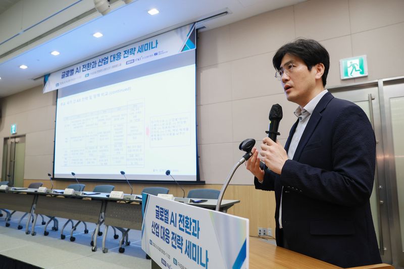 김민기 카이스트 경영전문대학원장이 16일 서울 여의도 FKI타워 컨퍼런스센터에서 열린 '글로벌 AI 전환과 산업 대응 전략 세미나'에 참석해 주제발표를 하고 있다. 한국경제인협회 제공
