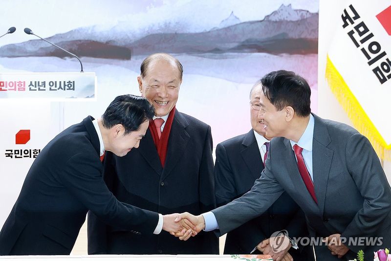 새해 인사 나누는 장동혁 대표와 오세훈 서울시장 (출처=연합뉴스)