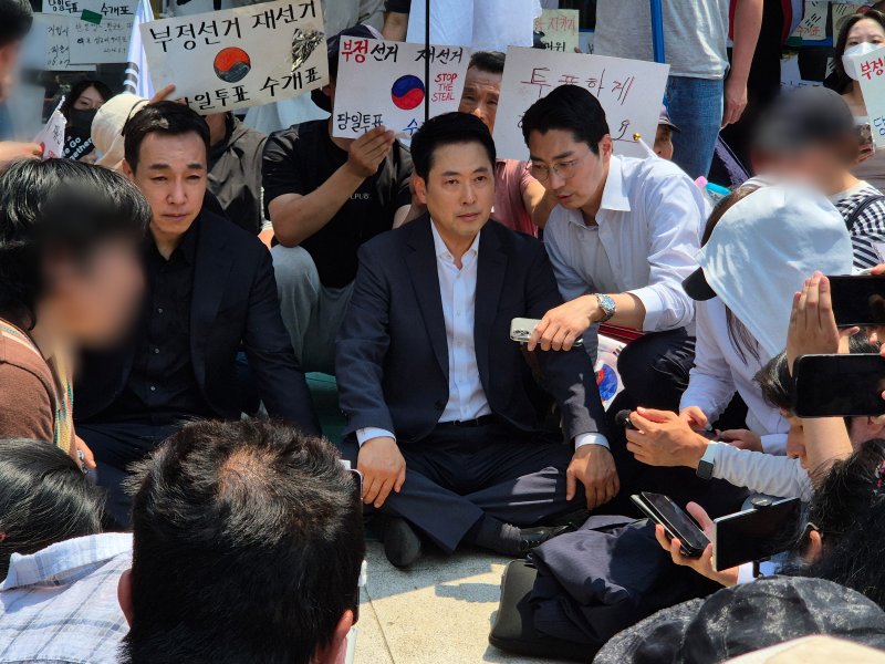 장동혁 국민의힘 당대표가 서울 송파 올림픽공원 개표소 집회 현장에 도착해 발언하고 있다. 사진=김예지 기자
