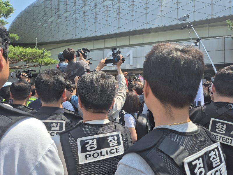 이날 오전 9시께 경찰과 체육단체가 핸드볼경기장 내부 진입을 시도하며 시민들과 대치하고 있다. 사진=김예지 기자