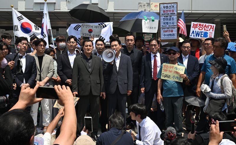 장동혁 국민의힘 대표가 16일 6·3 지방선거 '투표용지 부족 사태'로 봉쇄 시위를 하고 있는 서울 송파구 올림픽공원 핸드볼경기장 앞을 찾아 발언하고 있다. (공동취재) 2026.6.16 ⓒ 뉴스1 김도우 기자