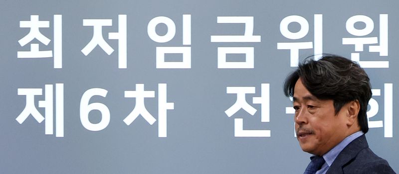 권순원 최저임금위원장이 16일 세종시 정부세종청사에서 열린 최저임금위 6차 전원회의에 입장하고 있다. 뉴시스