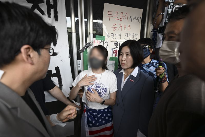 국민의힘 당직자들이 지난 16일 서울 올림픽공원 핸드볼경기장에서 대한체육회 등 입주 단체 관계자들의 진입을 막아선 한 시위 참가자와 대화를 시도하고 있다. /사진=뉴스1