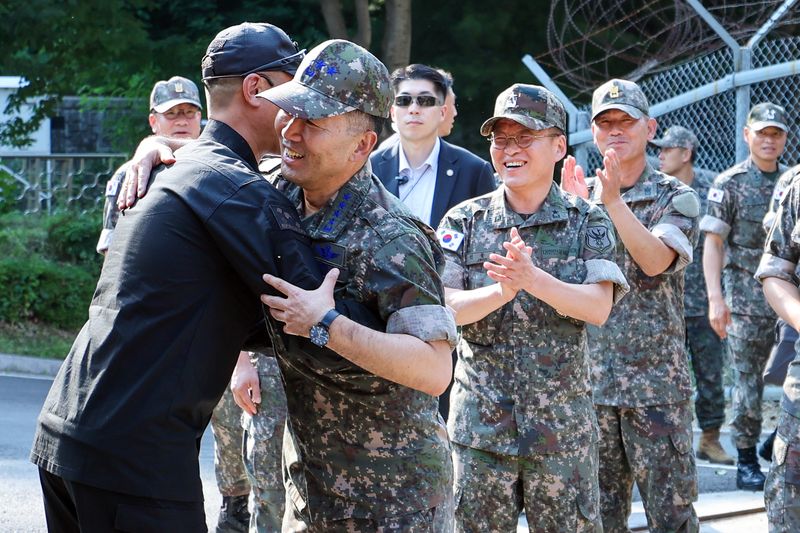 16일, 진영승 합참의장이 국군화생방방호사령부를 방문해 장병을 격려하고 있다. 합참 제공