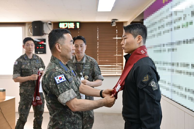 16일, 진영승 합참의장이 국군화생방방호사령부를 방문해 장병을 격려하고 있다. 합참 제공