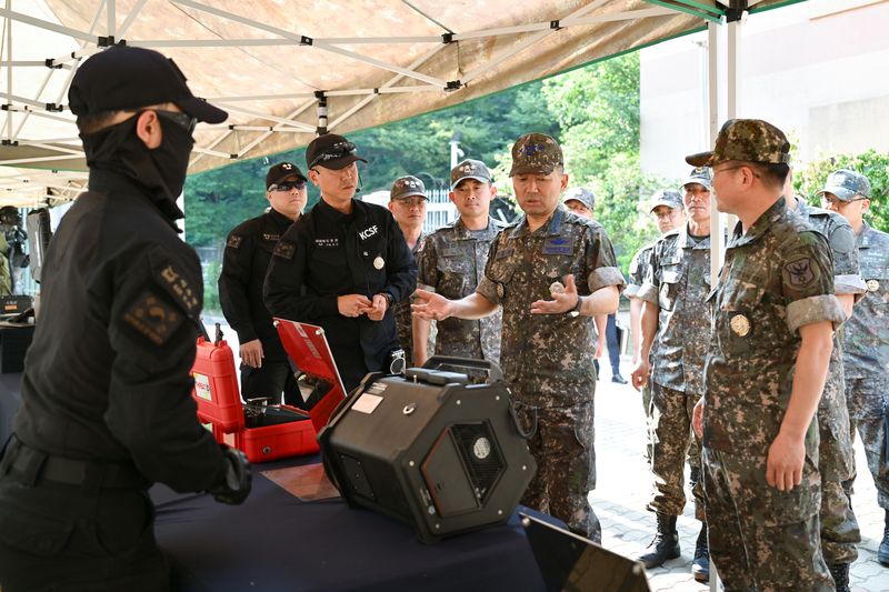 16일, 국군화생방방호사령부를 방문한 진영승 합참의장이 화생방 특수장비를 살펴보고 있다. 합참 제공