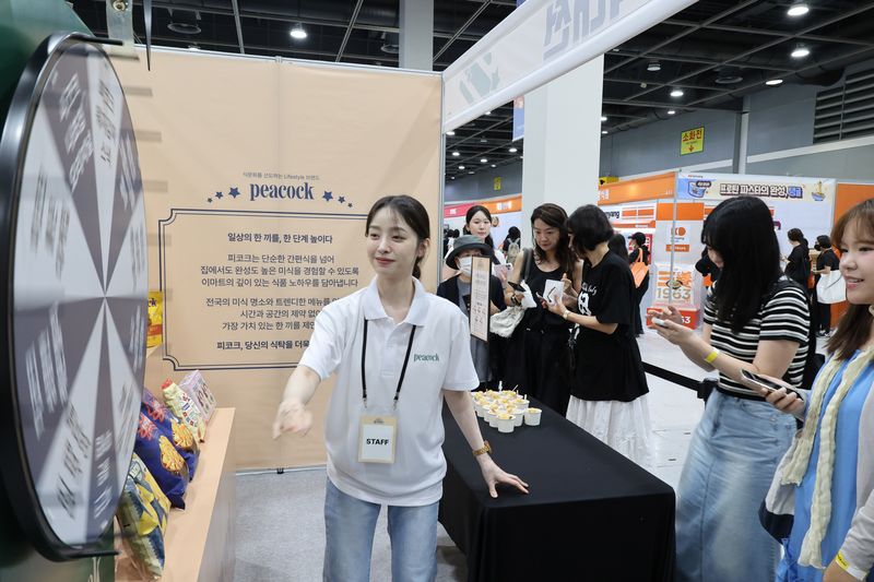 파이낸셜뉴스가 16일 서울 서초구 aT센터에서 개최한 '2026 서울식품유통대전(K푸드쇼)'에서 관람객들이 부스 체험을 하고 있다. 사진=서동일 기자