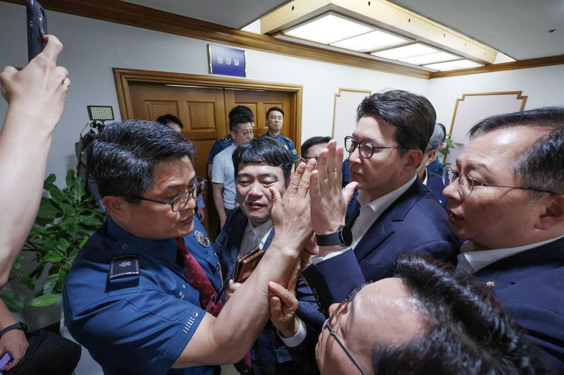 [서울=뉴시스] 김진아 기자 = 국민의힘 신동욱 의원을 비롯한 의원들이 16일 서울 종로구 서울경찰청에서 6·3 지방선거 '투표용지 부족 사태' 항의 시위 관련 발언에 대해 사과를 요구하며 박정보 서울경찰청장과 면담을 요구하던 중 항의하고 있다. 2026.06.16. bluesoda@newsis.com