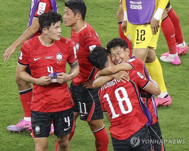 오현규와 승리 자축하는 손흥민. 연합뉴스