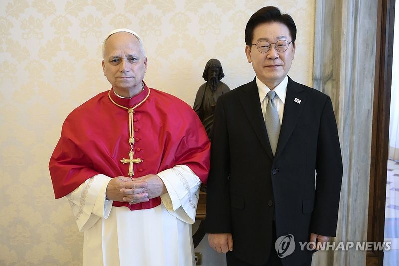 이재명 대통령과 레오 14세 교황 (출처=연합뉴스)