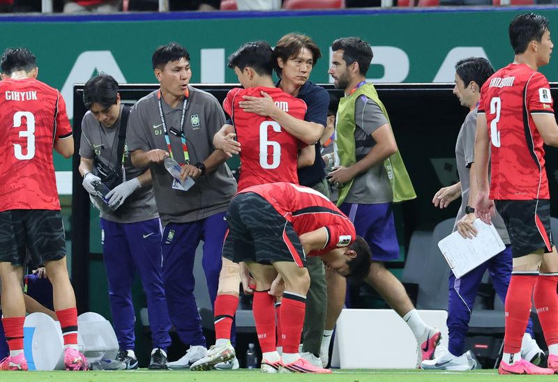 홍명보 대한민국 축구국가대표팀 감독과 황인범. 뉴스1