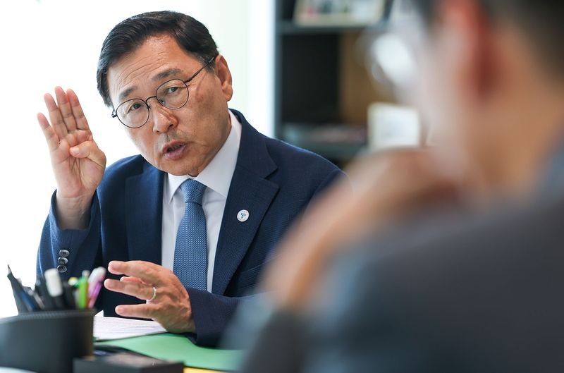 인터뷰하는 정근식 교육감 (출처=연합뉴스)