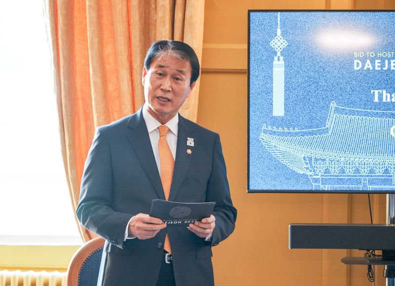 권오을 국가보훈부 장관이 16일(현지시간) 런던에 위치한 영국 명예 포병대 행사장에서 인빅터스 게임 유치를 위한 경쟁 프레젠테이션을 발표하고 있다. 국가보훈부 제공.