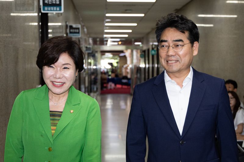 국민의힘 초·재선 의원 모임 '대안과미래' 간사 이성권 의원(오른쪽)과 조은희 의원이 지난 16일 서울 여의도 국회에서 정점식 원내대표 면담을 위해 원내대표실로 들어서고 있다. 대안과미래는 당 지도부의 6·3 지방선거 선거소청 결정과 관련해 의원총회 소집을 요청할 예정이다. 2026.6.16 ⓒ 뉴스1 유승관 기자