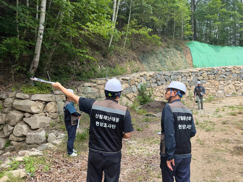 한국산림재난안전기술공단 산림재난대응 현장조사단의 '산림인접 건축 위험지 조사' 모습. 한국산림재난안전기술공단 제공