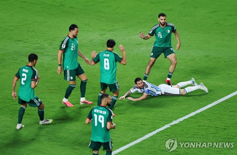 알제리 선수들에게 포위된 리오넬 메시 (출처=연합뉴스)