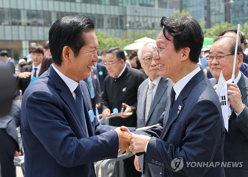 대화하는 김민석 국무총리와 정청래 대표 (출처=연합뉴스)