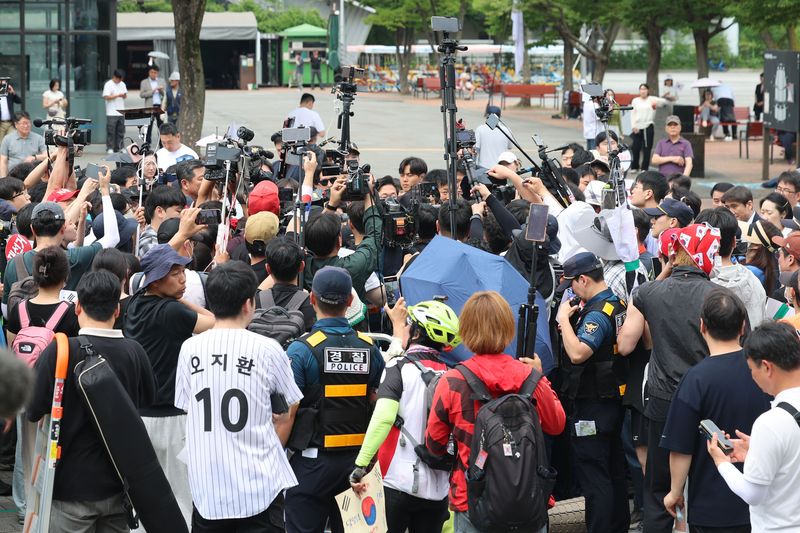 [서울=뉴시스] 권창회 기자 = 천준호, 임오경, 전용기 더불어민주당 의원들이 17일 6·3 지방선거 투표용지 부족 사태에 반발한 시민들이 시위를 이어가고 있는 서울 올림픽공원 핸드볼경기장을 찾아 현장을 둘러보다 시위대의 항의를 받고 발길을 돌리고 있다. 2026.06.17. kch0523@newsis.com