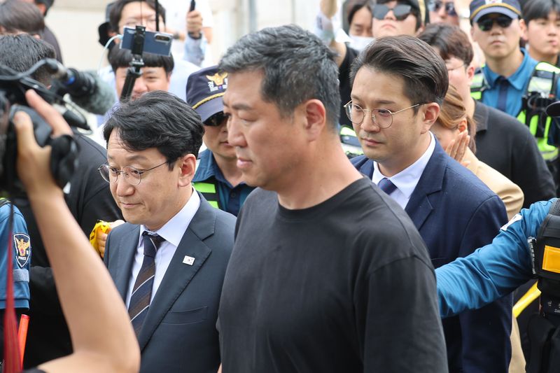 [서울=뉴시스] 권창회 기자 = 천준호, 임오경, 전용기 더불어민주당 의원들이 17일 6·3 지방선거 투표용지 부족 사태에 반발한 시민들이 시위를 이어가고 있는 서울 올림픽공원 핸드볼경기장을 찾아 현장을 둘러보다 시위대의 항의를 받고 발길을 돌리고 있다. 2026.06.17. kch0523@newsis.com