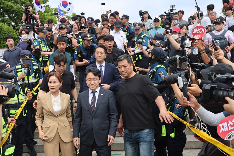 [서울=뉴시스] 권창회 기자 = 천준호, 임오경, 전용기 더불어민주당 의원들이 17일 6·3 지방선거 투표용지 부족 사태에 반발한 시민들이 시위를 이어가고 있는 서울 올림픽공원 핸드볼경기장을 찾아 현장을 둘러보다 시위대의 항의를 받고 발길을 돌리고 있다. 2026.06.17. kch0523@newsis.com