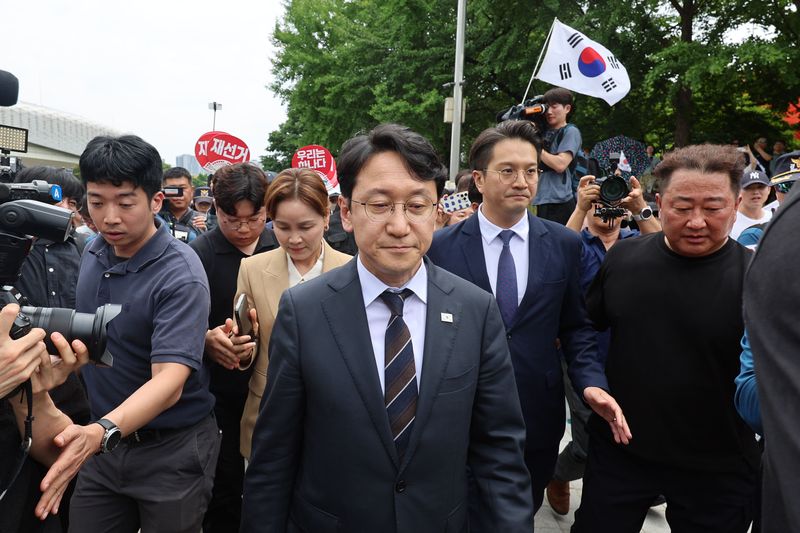 [서울=뉴시스] 권창회 기자 = 천준호, 임오경, 전용기 더불어민주당 의원들이 17일 6·3 지방선거 투표용지 부족 사태에 반발한 시민들이 시위를 이어가고 있는 서울 올림픽공원 핸드볼경기장을 찾아 현장을 둘러본 뒤 항의를 받으며 퇴장하고 있다. 2026.06.17. kch0523@newsis.com