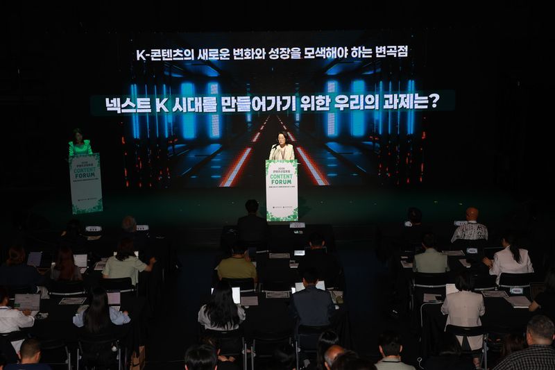 김윤지 한국콘텐츠진흥원장이 K-콘텐츠의 지속 성장 방안을 17일 서울 광화문 CKL 스테이지에서 제시했다. 19일까지 열리는 '2026 콘텐츠산업포럼'은 김 원장의 취임 이후 첫 공식행사라서 주목을 끌었다.뉴스1