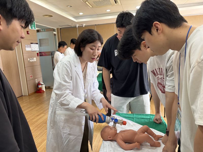 17일 울산 맘스여성병원에서 열린 응급 분만 역량강화 교육에서 119 구급대원들이 신생아의 호흡을 정상적으로 유도하는 양압환기 방법을 배우고 있다. 사진=최수상 기자