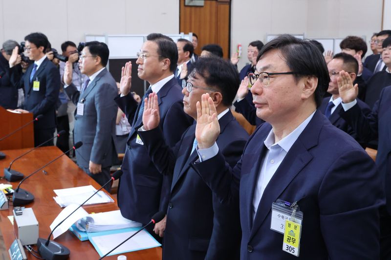 이화영 전 경기도 평화부지사가 14일 서울 여의도 국회 윤석열정권정치검찰조작기소의혹사건진상규명국정조사특별위원회에서 열린 쌍방울 대북송금 조작기소 의혹 사건 청문회에서 증인 선서를 하고 있다. 2026.4.14 ⓒ 뉴스1 신웅수 기자