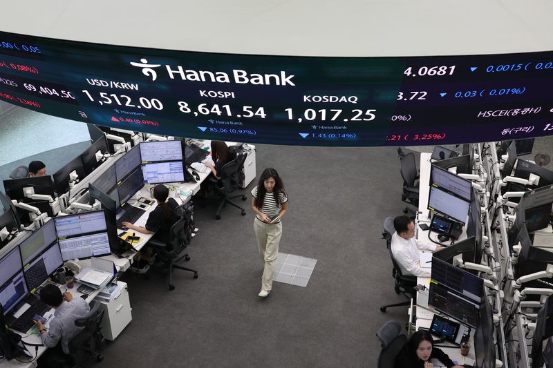 [서울=뉴시스] 고승민 기자 = 코스피가 전 거래일보다 1.20% 내린 8,622.13에 거래를 시작한 17일 서울 하나은행 본점 딜링룸에서 딜러들이 업무를 보고 있다.코스닥 지수는 전 거래일보다 0.12% 오른 1,019.88에 출발했다. 서울 외환시장에서 원·달러 환율은 전 거래일보다 0.8원 오른 1,512.4원에 개장했다. 2026.06.17. kkssmm99@newsis.com