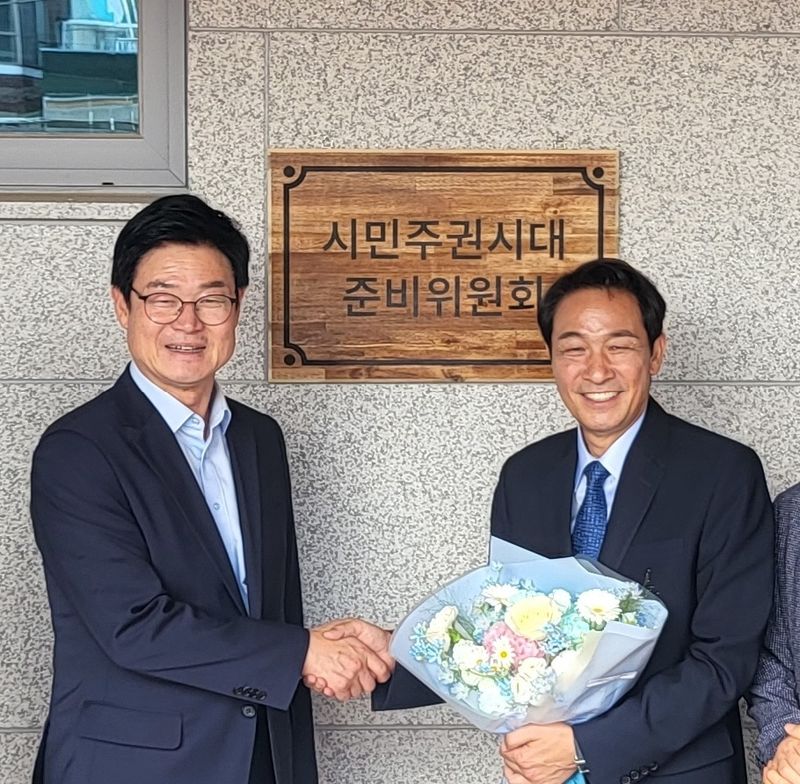 민선 9기의 우상호 강원지사 당선인과 구자열 원주시장 당선인이 17일 원주시 명륜1동에 위치한 원주시장직 인수위원회(시민주권시대 준비위원회)에서 만나 지역 비전과 현안에 대해 의견을 나눴다. 뉴스1