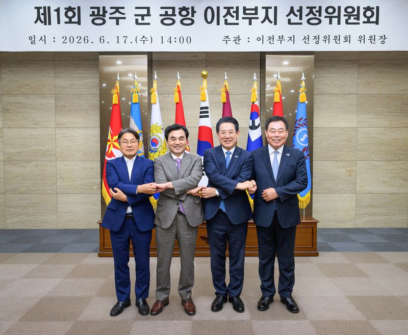 17일 오후 국방부에서 개최된 '제1회 광주 군 공항 이전부지 선정위원회'에서 위원장인 안규백 국방부 장관(왼쪽 두 번째)과 위원으로 참석한 김영록 전라남도지사(오른쪽 두 번째), 강기정 광주광역시장(왼쪽 첫 번째), 김산 무안군수(오른쪽 첫 번째)가 기념촬영을 하고 있다. 국방부 제공