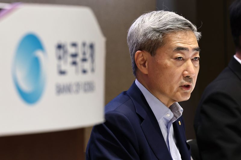 신현송 한국은행 총재가 17일 서울 중구 한은에서 열린 상반기 물가안정목표 운영상황 점검 설명회에서 발언하고 있다. 뉴스1